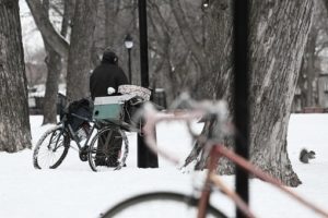 Bild på man vid cykel i snö