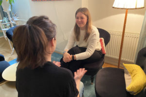 Bild på två kvinnor som samtalar vid Kvinnobyrån