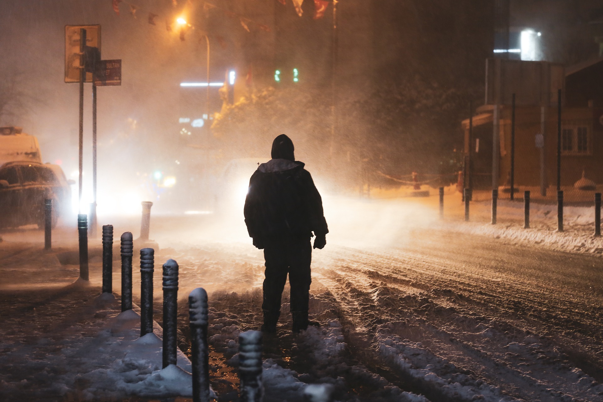 Bild på man ute i snö
