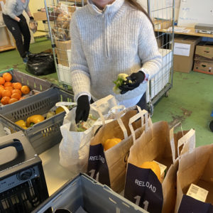 Bild på packning av matkassar